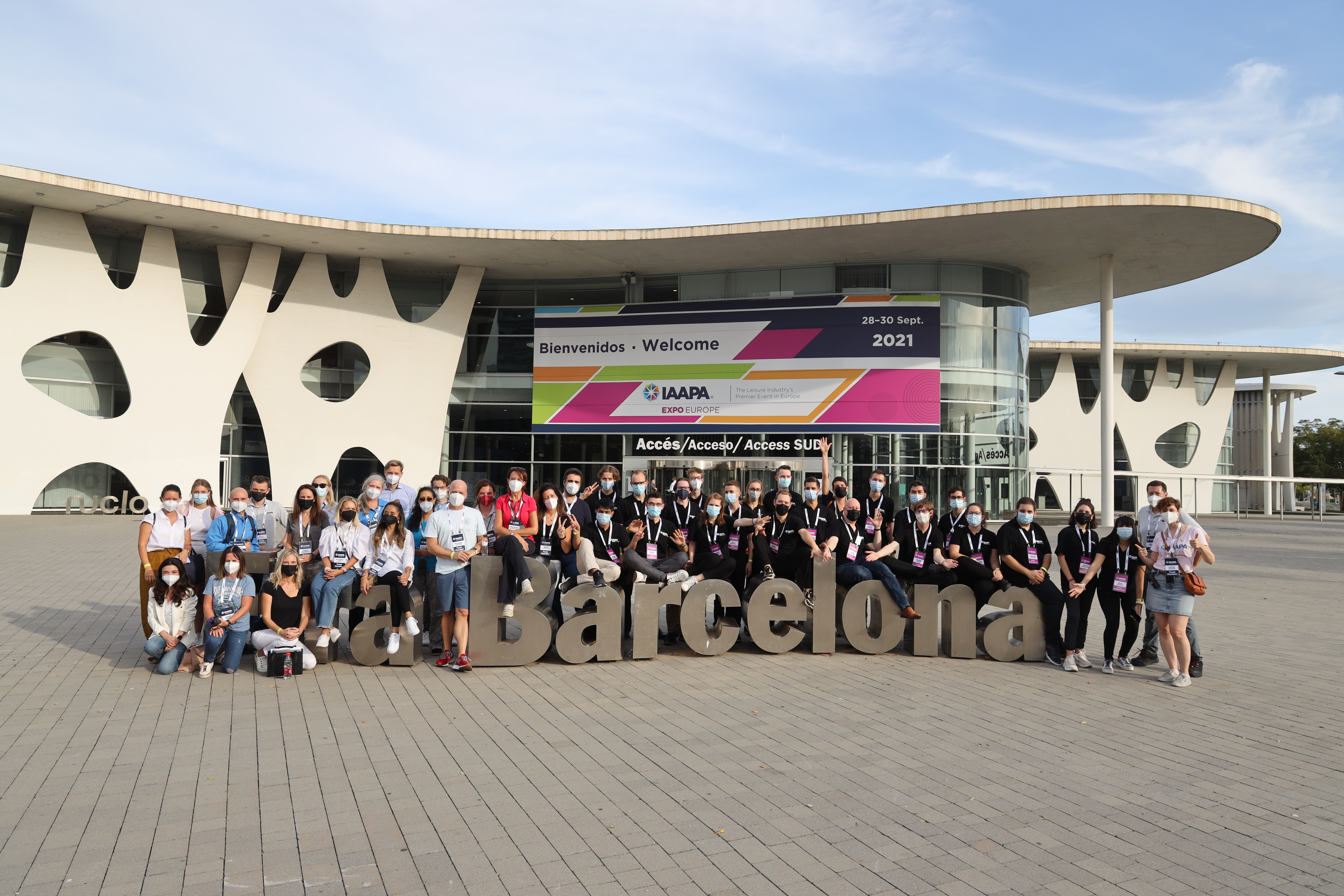 Foto di gruppo al di fuori di IAAPA Expo Europe 2021