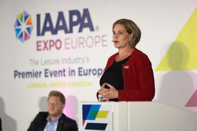 Il relatore si rivolge al pubblico all'IAAPA Expo Europe