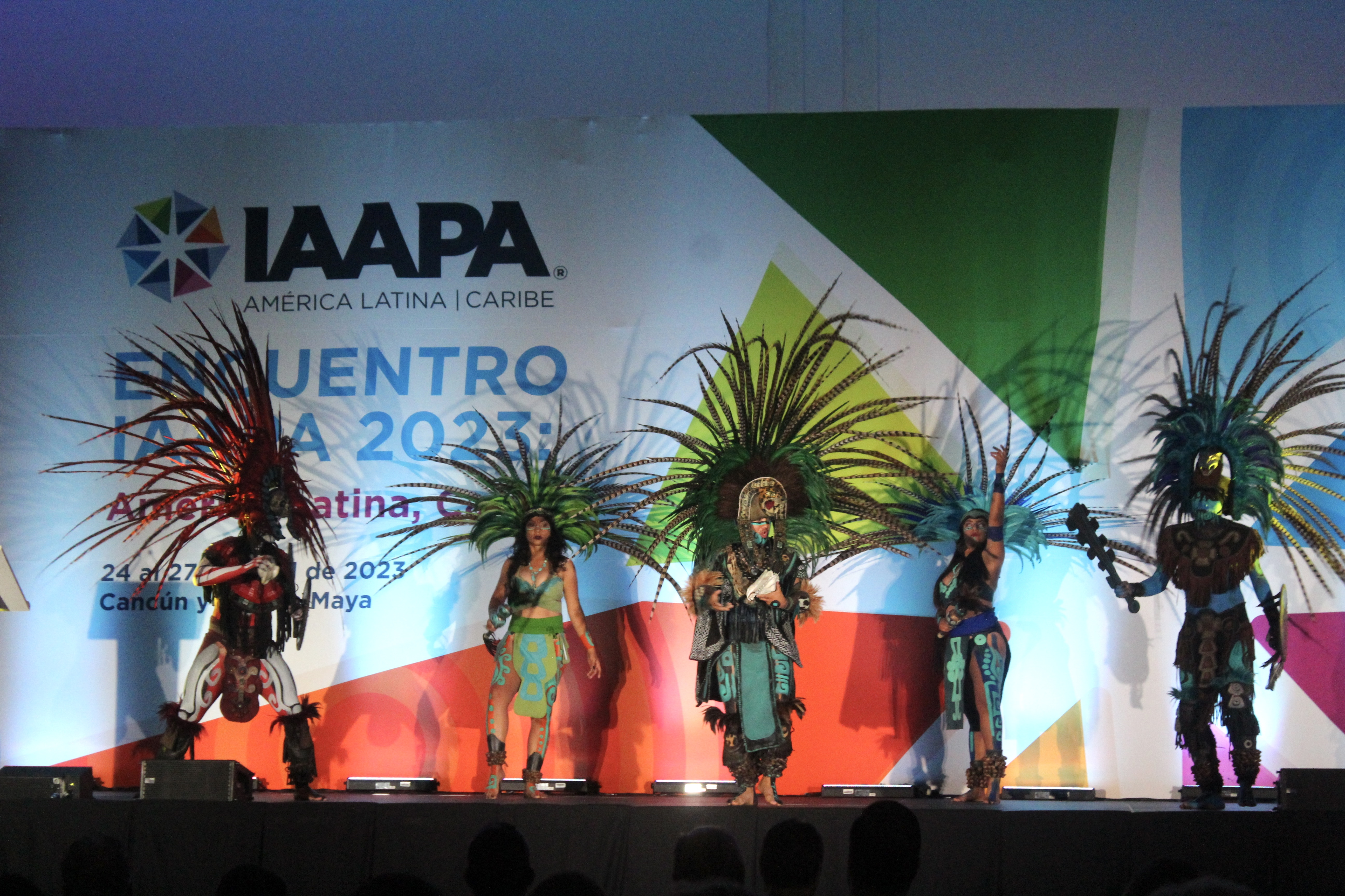 "Bailarines interpretan Concheros mexicanos regionales para abrir la Cumbre de América Latina de IAAPA".