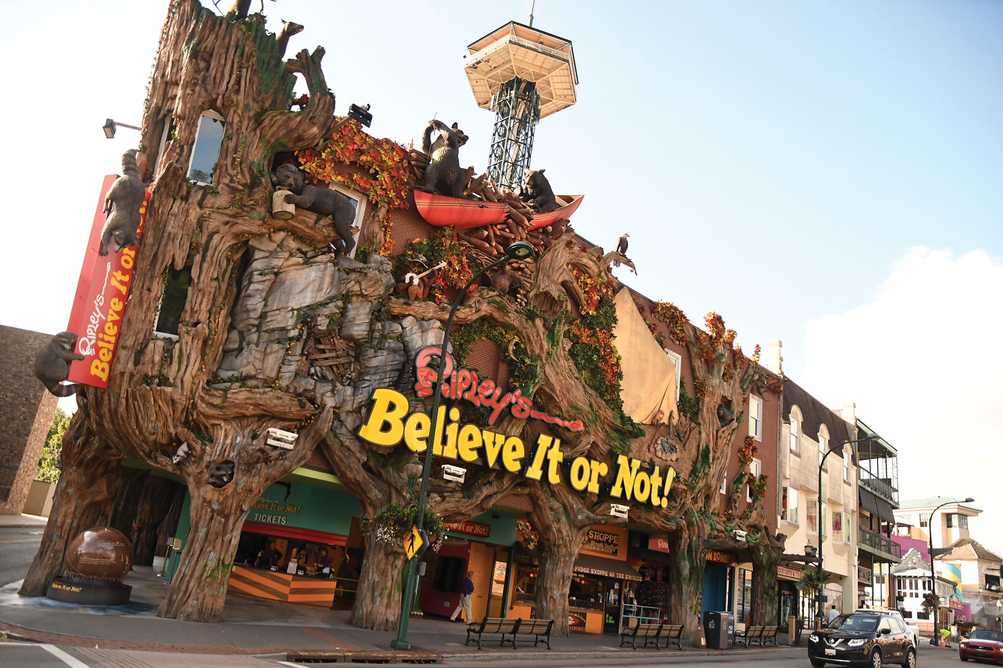 The Ripley’s Believe it or Not attraction in Gatlinburg, Tennessee, features woodlands creatures in the facade that produce sound effects.