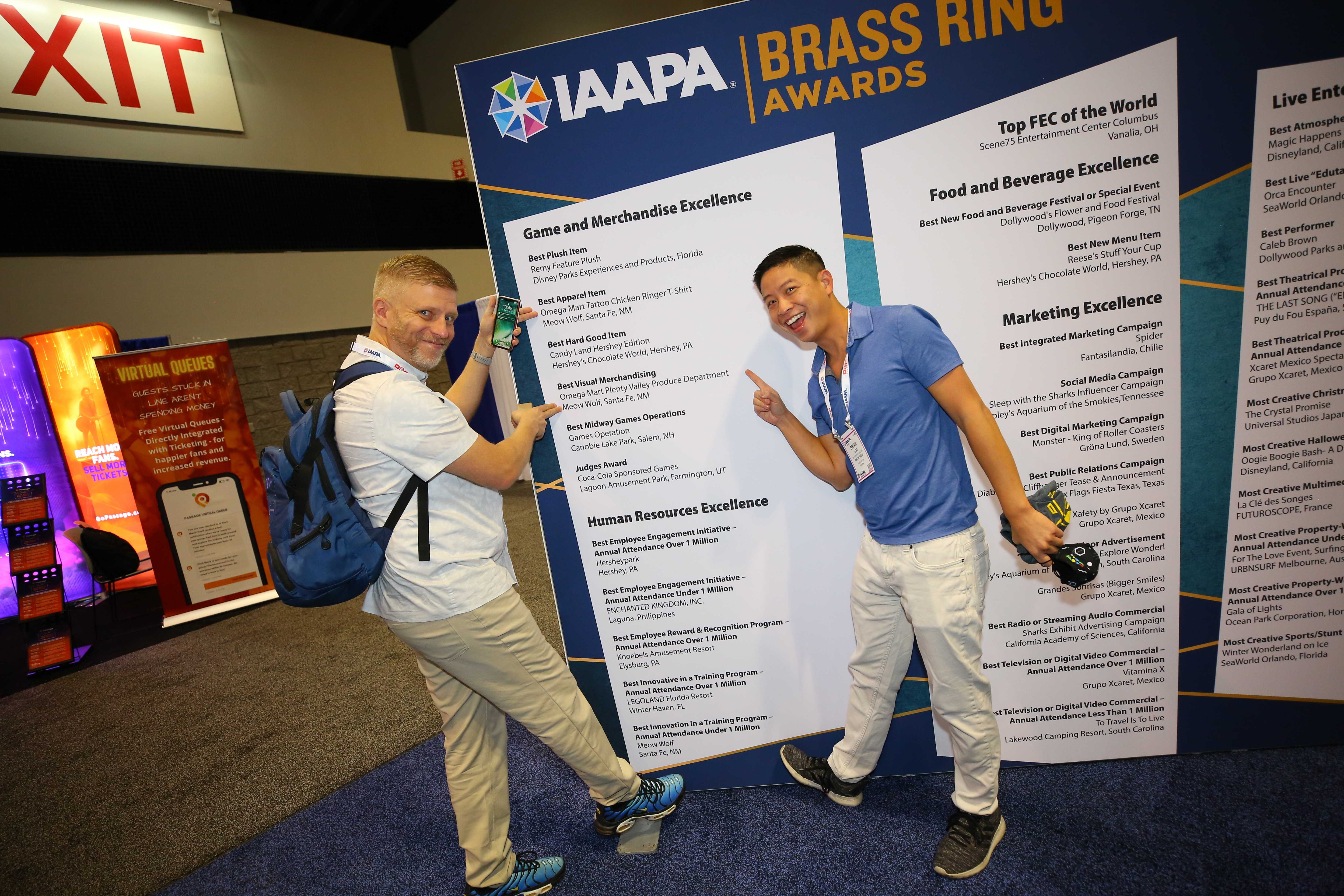 Os vencedores do prêmio posam com a postagem de sua vitória na IAAPA Expo