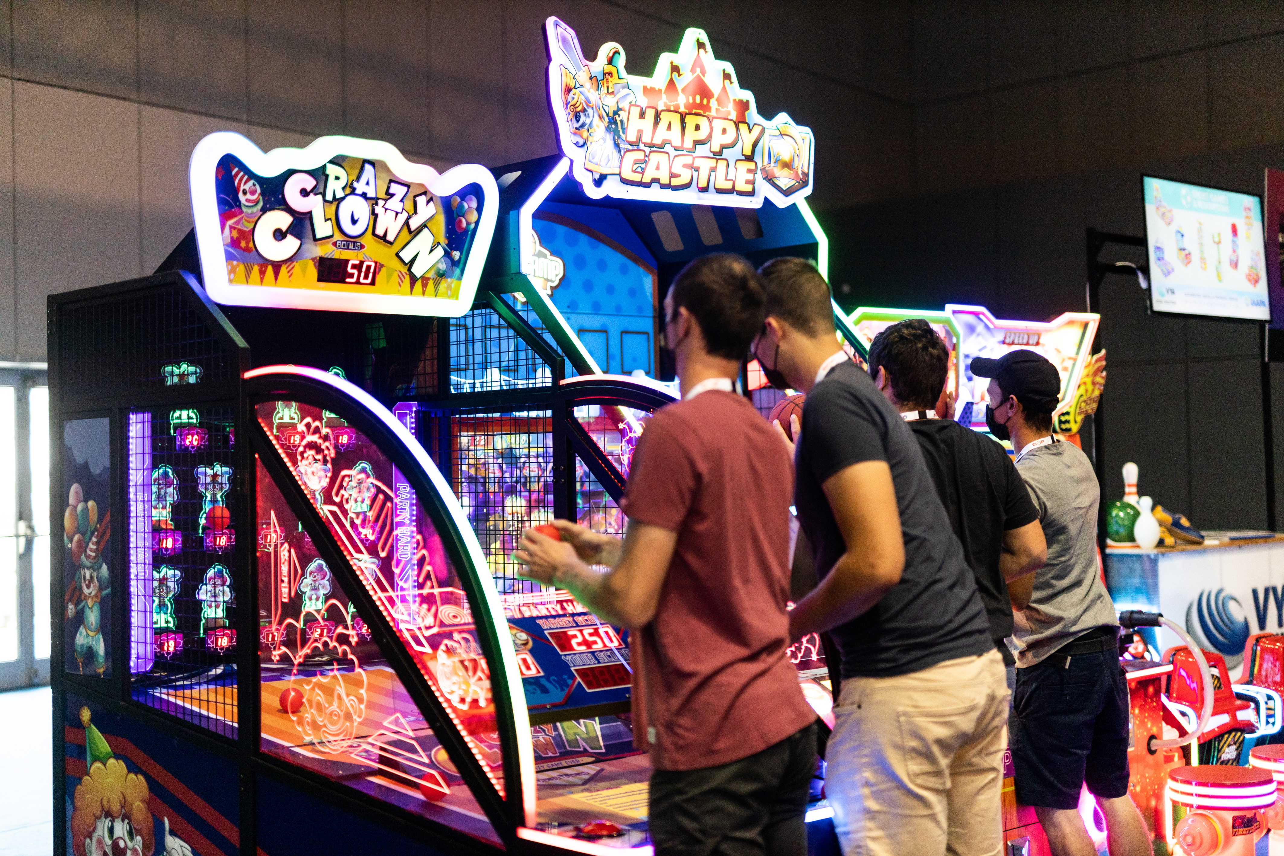 Gente jugando juegos de arcade