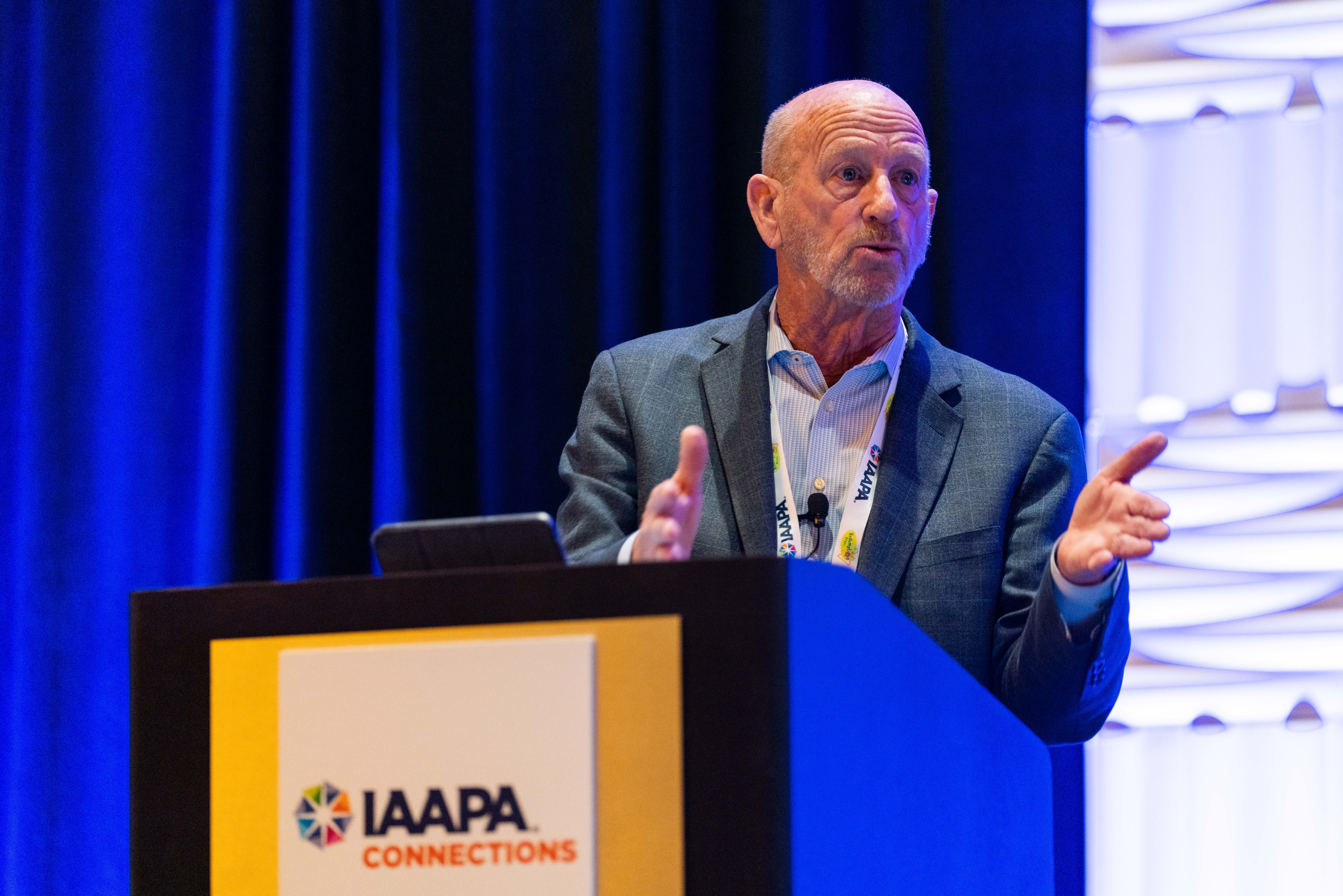 Il presidente dell'IAAPA, Ken Whiting, si rivolge al Vertice FEC 2022