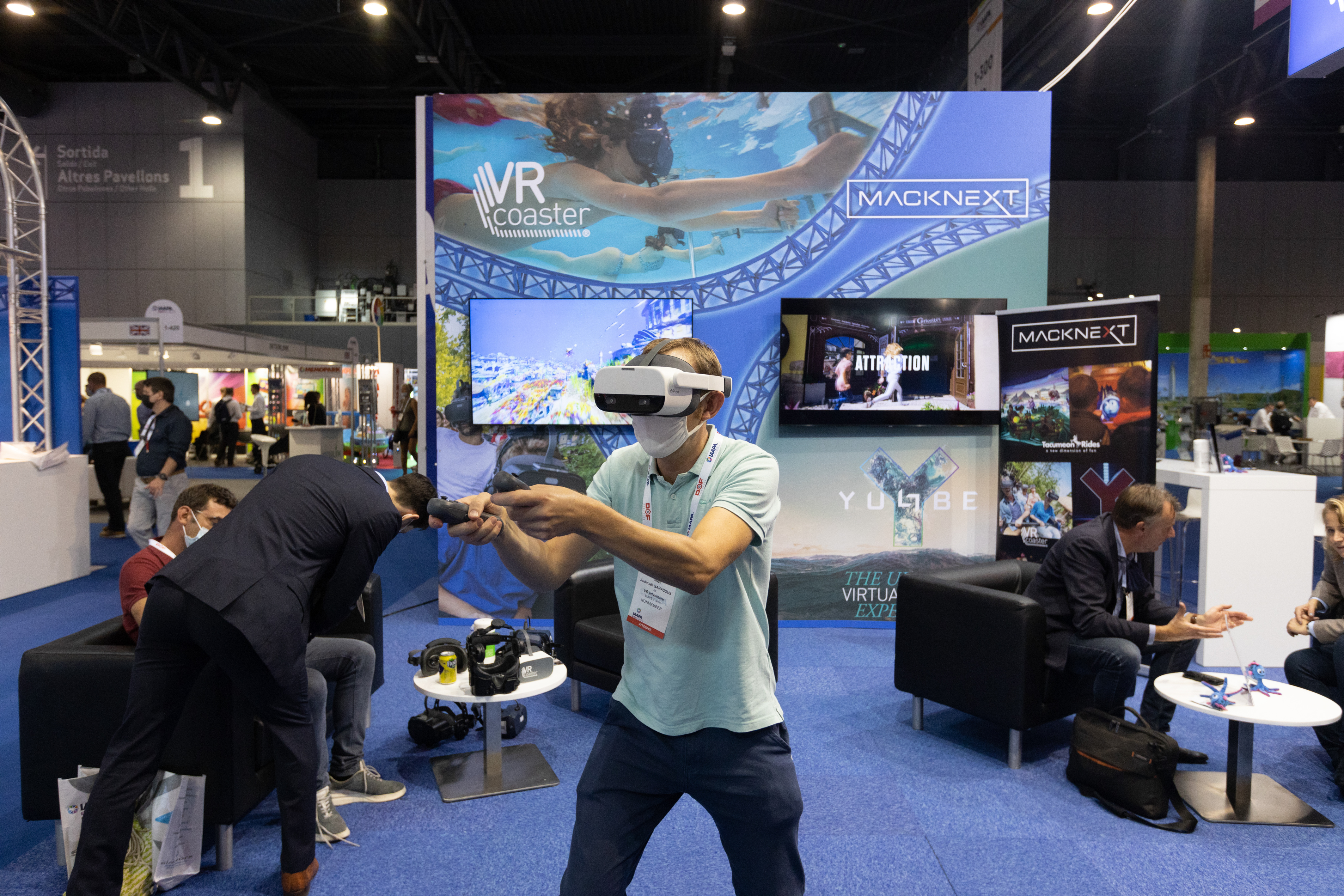Los huéspedes experimentan juegos de realidad virtual