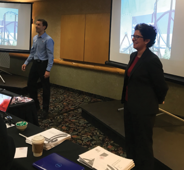 Dos oradores hacen una presentación durante el 2018 North American IAAPA Safety Institute