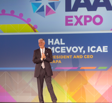 Hal McEvoy 在 IAAPA 博览会的舞台上