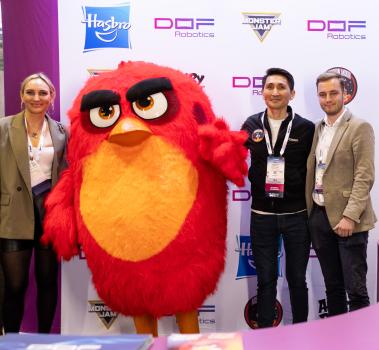 Mascote do Angry Birds com DOF Robotics na IAAPA Expo 2023