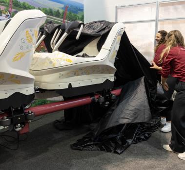 Révélation du rideau du train de montagnes russes pour Good Gravy ! de Holiday World et Vekoma à l'IAAPA Expo 2023