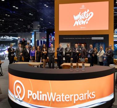 Foto de grupo da equipe Polin Waterparks na IAAPA Expo 2023