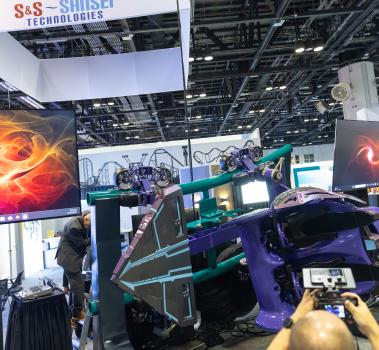 Tren de montaña con ejes con temática de Transformers de S&S Worldwide y SEVEN en IAAPA Expo 2023