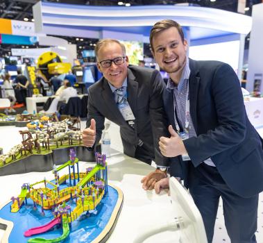 Modelos a escala del área de juegos acuáticos RideHOUSEs personalizados de ProSlides y SeaWorld vistos en IAAPA Expo 2023