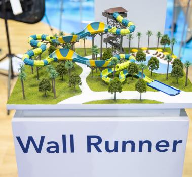 Primer plano del diseño del modelo a escala de Wall Runner de WhiteWater visto en la IAAPA Expo 2023