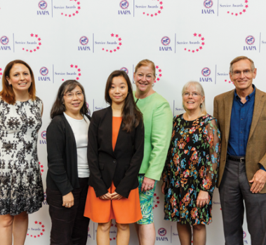 左起：JA Worldwide的Brandie Conforti，JA Singapore的Ng Hau Yee，“娱乐商业”的获奖者Sylvia Chong，JA Worldwide的Carolyn Bassett以及IAAPA基金会联合执行董事Bobbie和Tom Wages