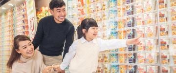 Family visits the cup noodles museum 