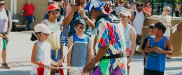 Un artista interactúa con los invitados durante el Gran Carnaval en Worlds of Fun