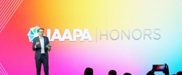 El director ejecutivo de IAAPA, Jakob Wahl, en el escenario durante los Honores de IAAPA 2024 en Las Vegas