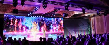 Artista en el escenario durante la ceremonia de apertura de IAAPA Honors 2024 en Las Vegas