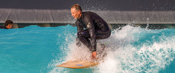 Damon Tudor surfeando