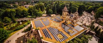 Paneles solares encima de Symbolica en el parque temático Efteling en los Países Bajos