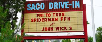 Enseigne de cinéma pour Saco Drive-In, situé dans le Maine. Texte du panneau de repérage : du vendredi au mardi, Spiderman FFH et John Wick 3