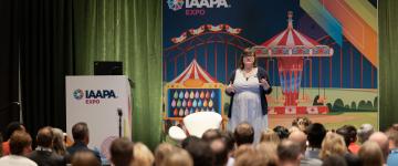 Conférencière Lauren Tidmore, Ed.D. est debout sur un podium lors de la session EDUS Fix Your Trainwreck qui s'est tenue à l'IAAPA Expo 2023