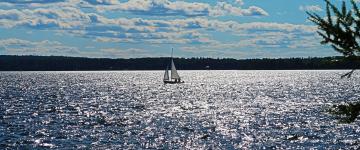 Le chroniqueur Tim O'Brien navigue vers le coucher du soleil dans la région des lacs de Belgrade, dans le Maine.