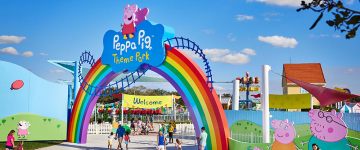 familias que ingresan al parque temático Peppa Pig