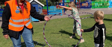 Il ragazzo impara da Hula Hoop Official su Safe Distancing - fornito da Sommerland-Sjaelland