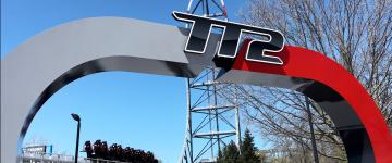 Panneau d'entrée des montagnes russes Top Thrill 2 à Cedar Point, avec le véhicule de montagnes russes en arrière-plan