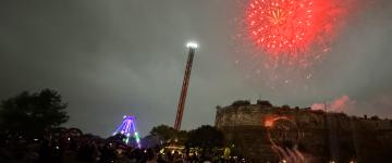 Fogos de artifício iluminam o céu no meio de um eclipse solar no Six Flags Fiesta Texas em San Antonio