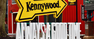Kennywood entrance yellow arrow sign