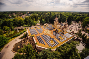 Panneaux solaires au sommet de Symbolica au parc à thème Efteling aux Pays-Bas