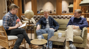 Captura de tela de uma entrevista exclusiva com o CEO da IAAPA, Jakob Wahl, e o CEO do Liseberg Amusement Park, Andreas Anderson