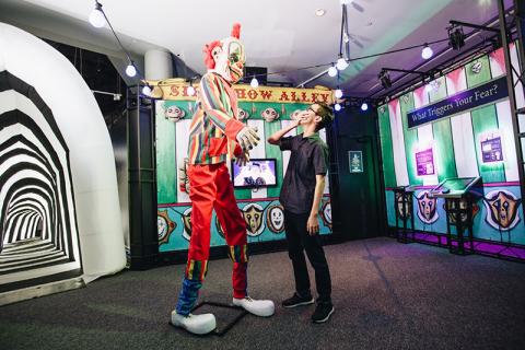 Un clown surplombe un enfant à l'exposition Phobia2
