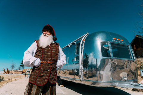 Papai Noel no Skypark em frente a um trailer