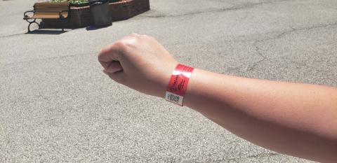 Wristband for virtual queue system with QR code