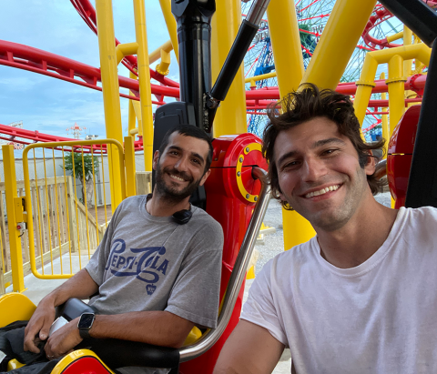 Les frères Vourderis sur de nouvelles montagnes russes au parc Wonder Wheel de Deno