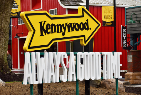 Kennywood entrance yellow arrow sign