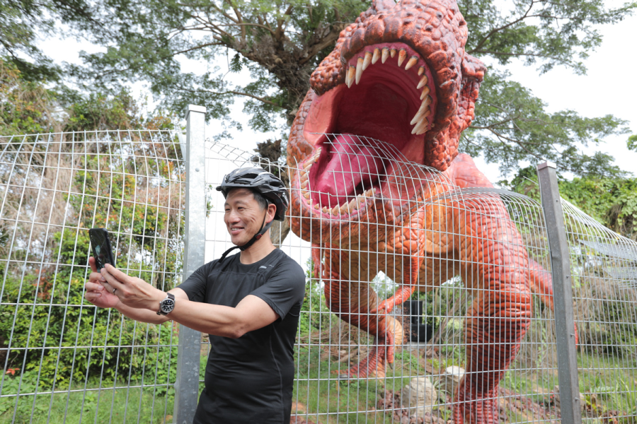 Il ministro di Singapore ONg Ye Kung si fa un selfie con T-Rex (Credit: Changi Airport Group)