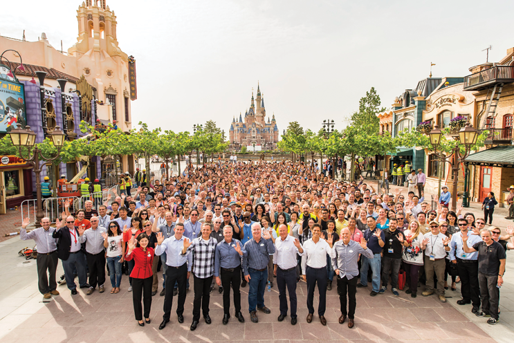 Bob Chapek se une a los miembros del elenco en Shanghai Disneyland antes de la apertura del parque 2016