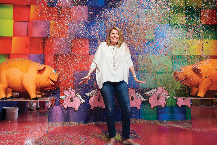 La salle diversifiée de Candytopia, où les visiteurs peuvent découvrir une explosion de confettis de porcs colorés.