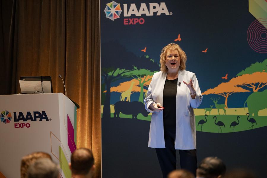 Sheryl Bindelglass continua a tenere la sua presentazione 18 modi per riempire la sessione EDUS dei tempi di inattività all'IAAPA Expo 2023