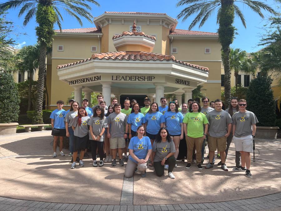 Fotos de grupos de alunos e professores do Rosen College of Hospitality Management da University of Central Florida