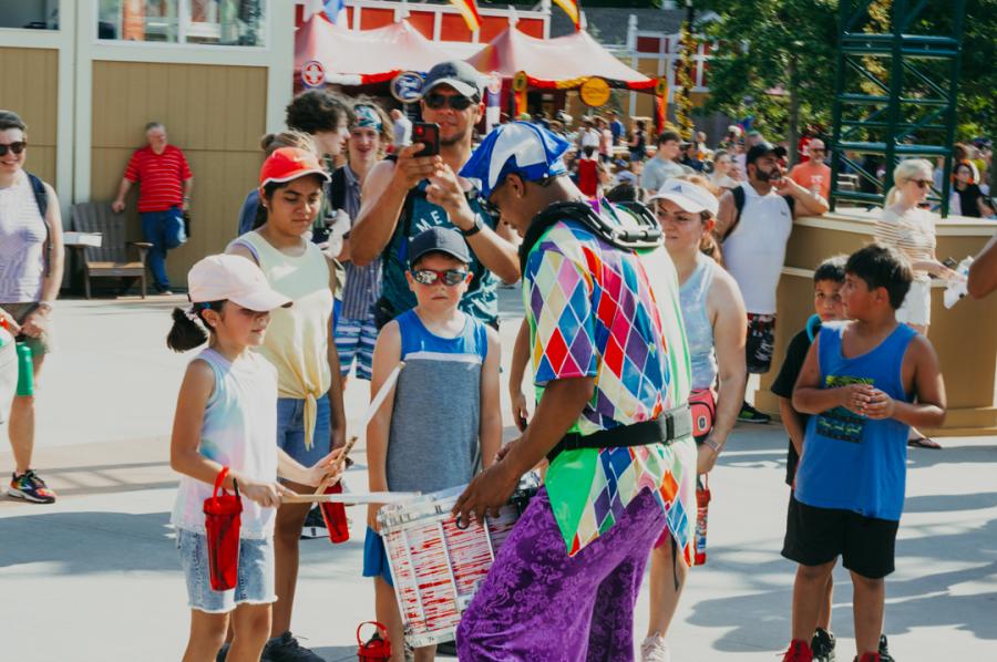 Un artista interagisce con gli ospiti durante il Grand Carnival al Worlds of Fun