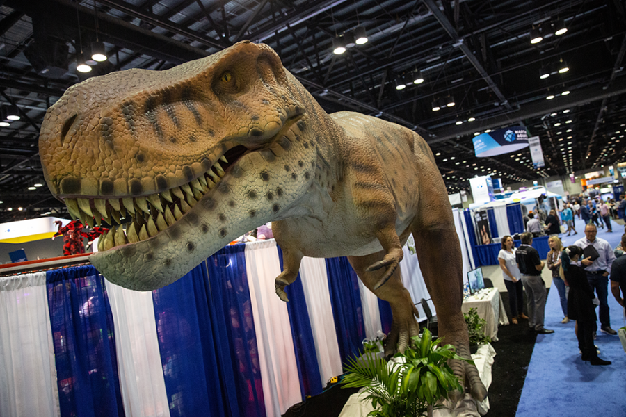 T. Rex Animatronic en el stand de Dino Don Inc. para IAAPA Expo