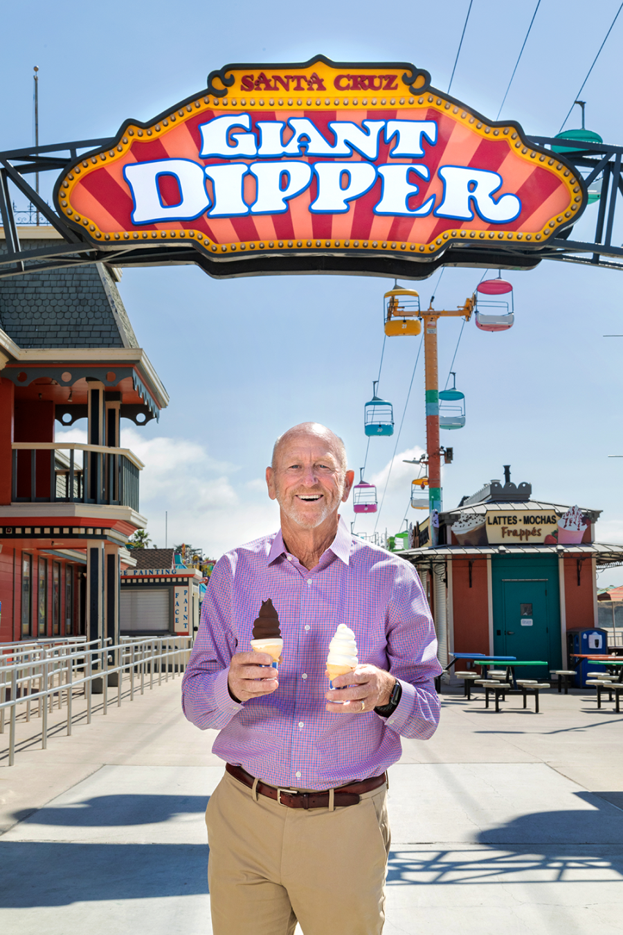 Ken Whiting delante de Giant Dipper en el paseo marítimo