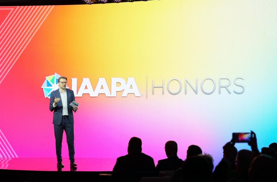 El director ejecutivo de IAAPA, Jakob Wahl, en el escenario durante los Honores de IAAPA 2024 en Las Vegas
