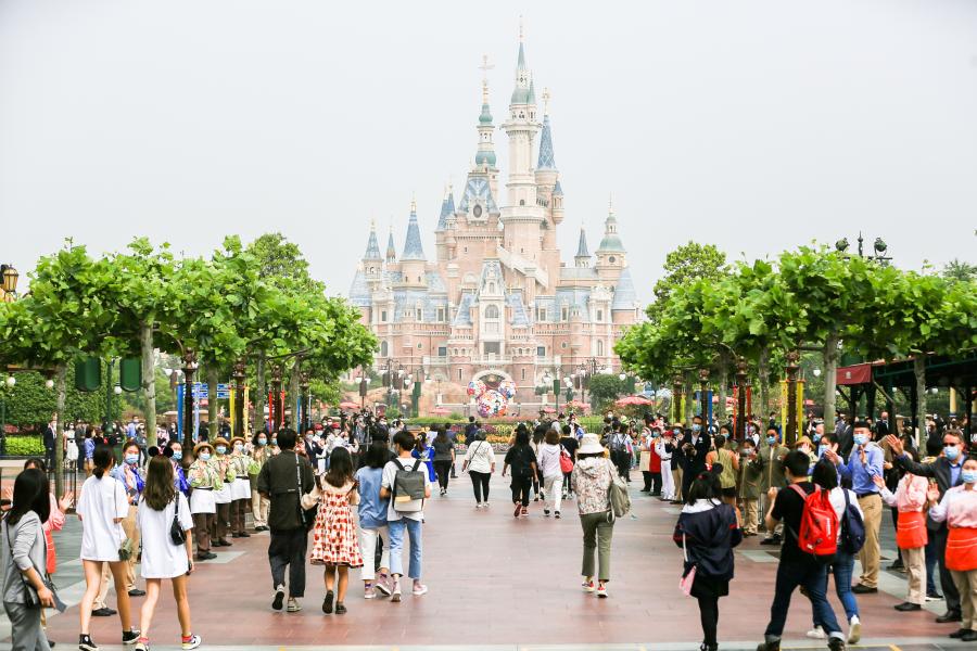 Main Street a Shanghai Disneyland il giorno di riapertura