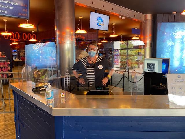 Imagen del personal con máscara en Aquarium Saint Malo
