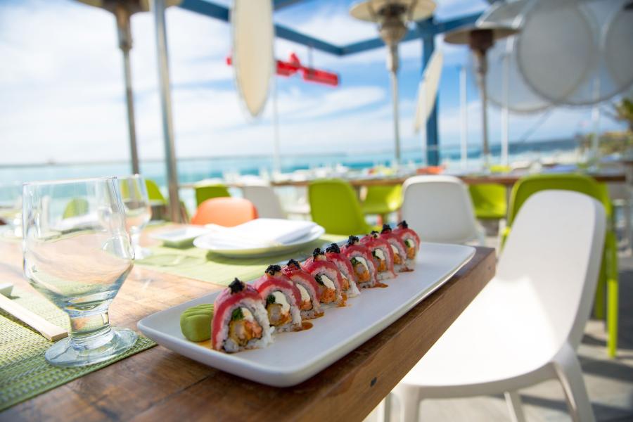 Rotolo di sushi allineato ed esposto come una fotografia di cibo al ristorante sul tetto Cannonball nel Belmont Park di San Diego
